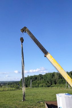 Mobil vinç t karavanından blokların paletlerini indirir