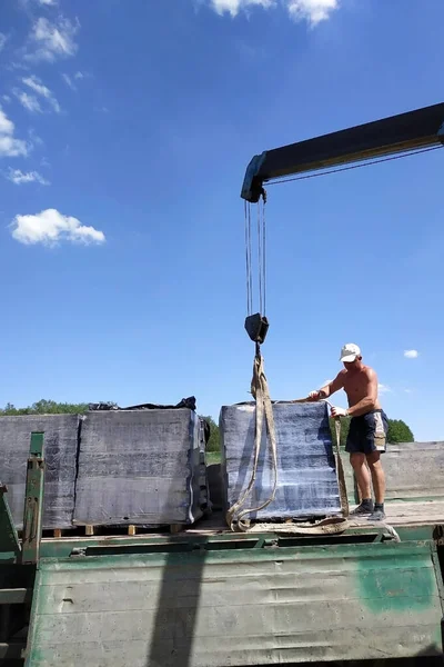 Οι εργαζόμενοι ξεφορτώνουν παλέτες με τούβλα μέσω του γερανού του αυτοκινήτου — Φωτογραφία Αρχείου