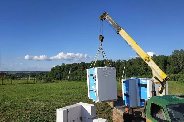 Het laden en lossen met behulp van mobiele kraanblokken — Stockfoto