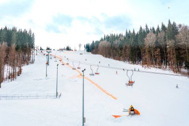 Tatil komplekslerinin arka planında güzel Karpatya manzaraları.
