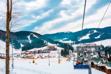 Tatil komplekslerinin kayak kaldırışları. Karpatlar 'da kış manzarası.