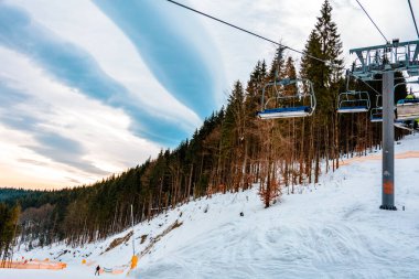 Karpatlar 'ın güzel manzaralarının arka planında yüksek asansörler var..
