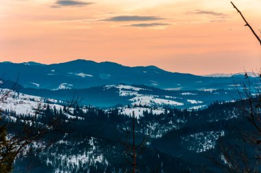 Kış sakin dağ manzarası ve Karpat dağ sıraları.