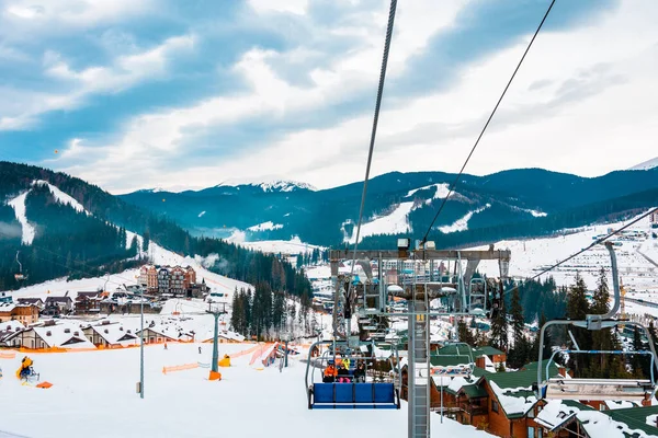 휴일 복합 단지의 스키 리프트. 카르파티아 인들의 겨울 풍경 에서. — 스톡 사진
