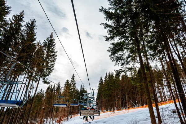 Skiliften van vakantiecomplexen. In de Karpaten, winterlandschap. — Stockfoto