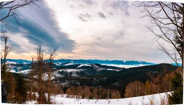 Die wunderschöne Karpaten-Landschaft, am Horizont sieht man den Berg Governla und Petros. — Stockfoto