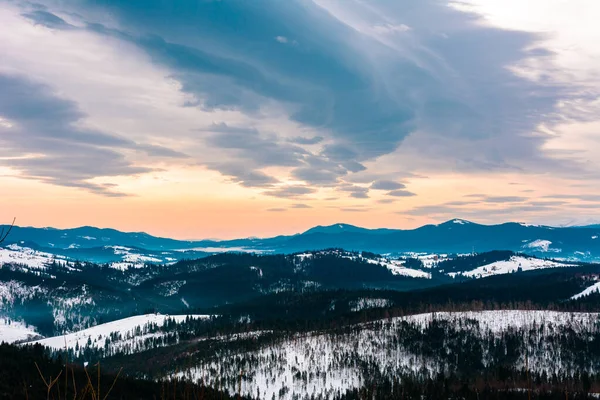 Het prachtige Karpaten landschap, aan de horizon zie je de berg Goverla en Petros. — Stockfoto