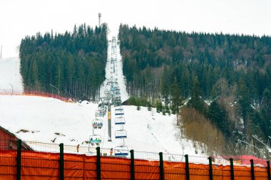 Resimli kış manzarasının arka planındaki asansör Karpatlar..