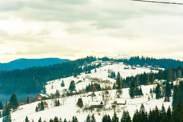 Das Bergdorf ist in der malerischen Winterlandschaft sichtbar. — Stockfoto