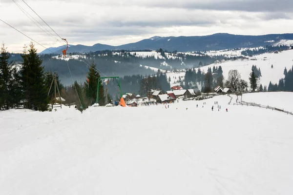 Os esquiadores descansam na aldeia dos Cárpatos ucranianos no inverno . — Fotografia de Stock