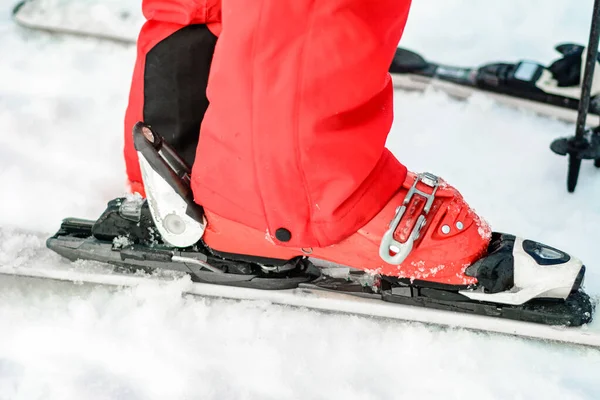 Nahaufnahme von Skiern Nahaufnahme am menschlichen Bein. — Stockfoto