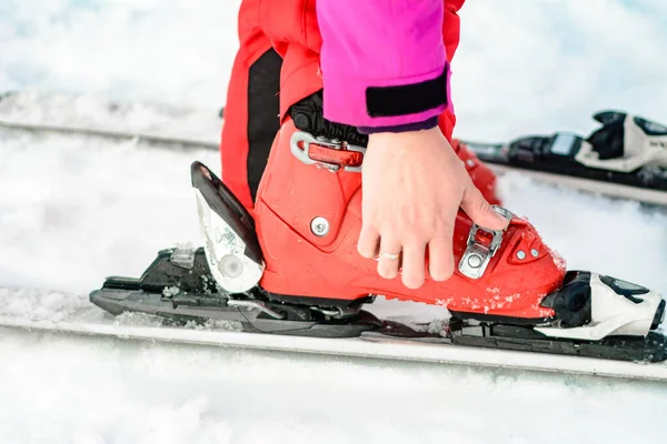 Nahaufnahme von Skiern Nahaufnahme am menschlichen Bein. — Stockfoto