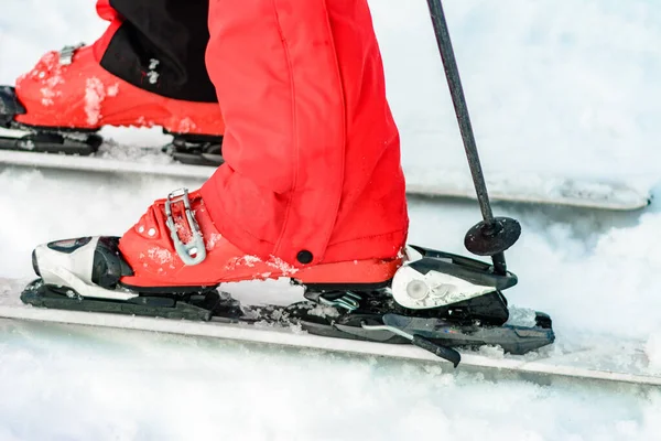 Ein Mann trägt weiße Skischuhe im Schnee. — Stockfoto