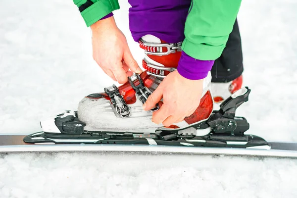 Un hombre lleva botas blancas en la nieve. . —  Fotos de Stock