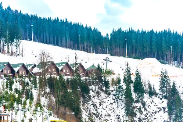 Bela vista do resort de inverno com hotéis e pistas de esqui rodeado por pitorescas montanhas dos Cárpatos . — Fotografia de Stock