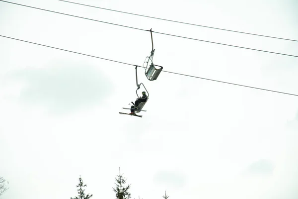 Sessellift im Skigebiet über den Wolken. — Stockfoto