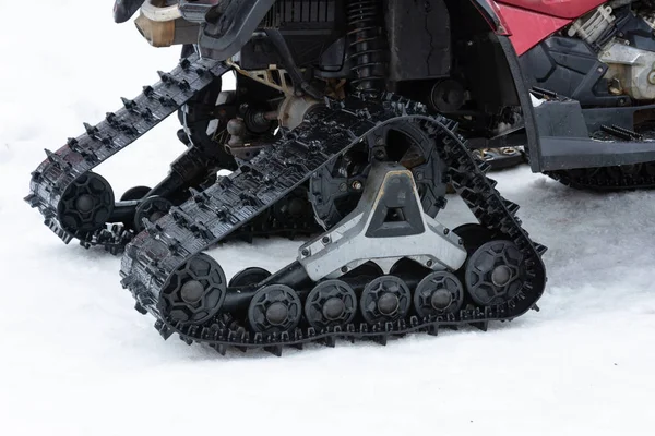 Primo piano della motoslitta con neve nella stazione sciistica . — Foto Stock
