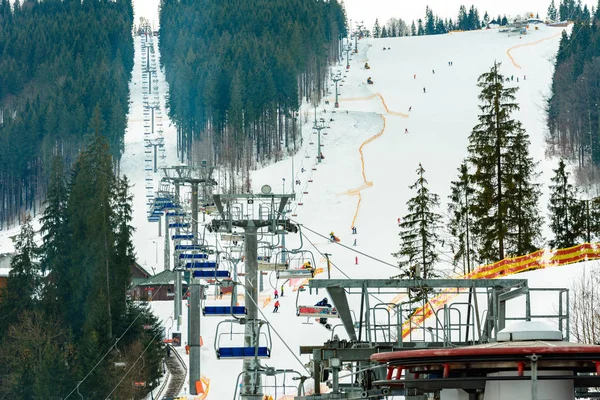 Ski inclinação com elevador no fundo da floresta perene Cárpatos, Bukovel resort, Cárpatos, Ucrânia . — Fotografia de Stock