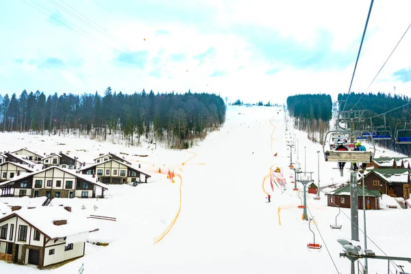 Malowniczy krajobraz Karpat w ośrodku narciarskim, wysokie wyciągi dla narciarzy. — Zdjęcie stockowe