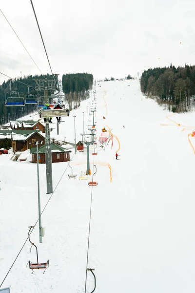 Karpaternas pittoreska landskap vid skidorten, höga liftar för skidåkare. — Stockfoto