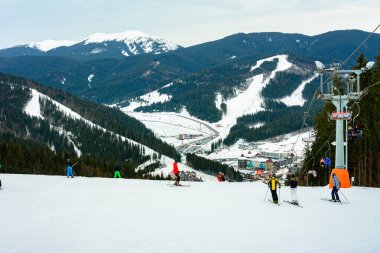 Ukrayna Karpatları 'ndaki kayakçılar için dağ kaldırışları, pitoresk manzara.