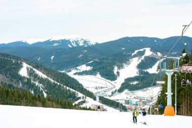 Ukrayna Karpatları 'ndaki kayakçılar için dağ kaldırışları, pitoresk manzara.