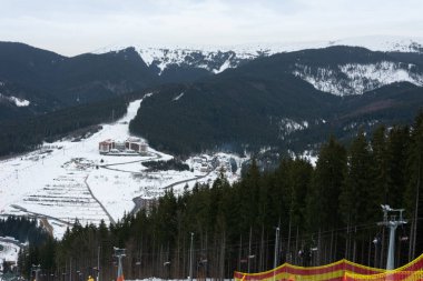 Ukrayna Karpatları 'ndaki kayakçılar için dağ kaldırışları, pitoresk manzara.