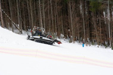 Yamaçlarda insanlar kayak yapmaya Karpatların güzelliğinin tadını çıkarmaya gidiyorlar..