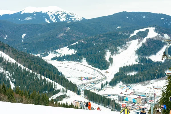 乌克兰喀尔巴阡山脉滑雪者的山地电梯，风景如画. — 图库照片
