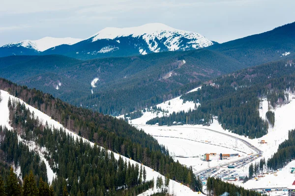 Bergbahnen für Skifahrer in den ukrainischen Karpaten, malerische Landschaft. — Stockfoto