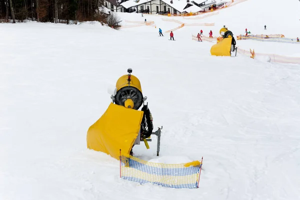 Auf den Pisten fahren die Menschen Ski und genießen die Schönheit der Karpaten. — Stockfoto
