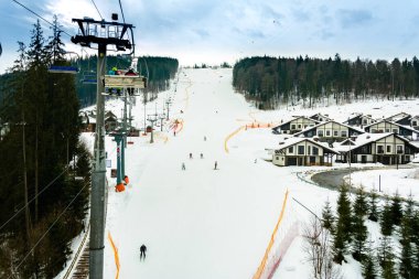 Bukovel, Ukrayna 3 Şubat 2019: Resimli kış Karpatları 'nın arka planında otel kompleksleri, Bukovel, Ukrayna' da turistler.