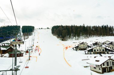 Bukovel, Ukrayna 3 Şubat 2019: Resimli kış Karpatları 'nın arka planında otel kompleksleri, Bukovel, Ukrayna' da turistler.
