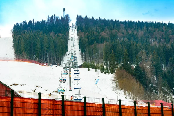 Bukovel, Ucrânia 3 de fevereiro de 2019: Nos elevadores, os turistas ascendem aos picos das montanhas em Bukovel, Ucrânia . — Fotografia de Stock