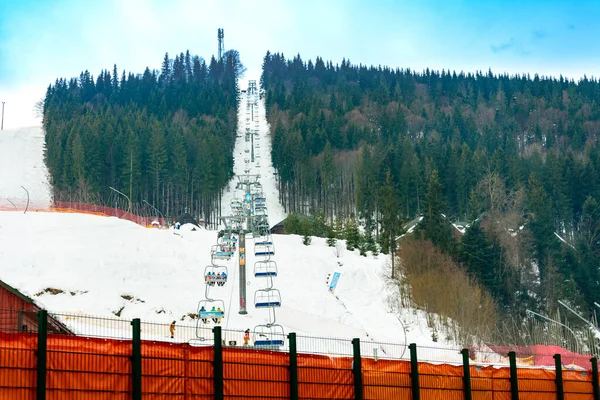 Bukovel, Ουκρανία 3 Φεβρουαρίου 2019: Στους ανελκυστήρες, οι τουρίστες ανεβαίνουν τις κορυφές των βουνών στο Bukovel, Ουκρανία. — Φωτογραφία Αρχείου