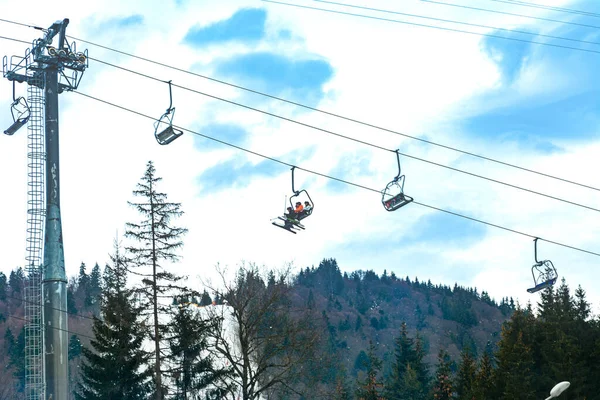 Bukovel, Ukraine February 3, 2019: On the lifts, tourists ascend the mountain peaks in Bukovel, Ukraine. — Stock Photo, Image