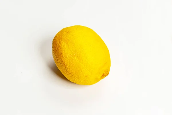 Verblasste abgestandene Zitrone auf weißem Hintergrund in Nahaufnahme. — Stockfoto