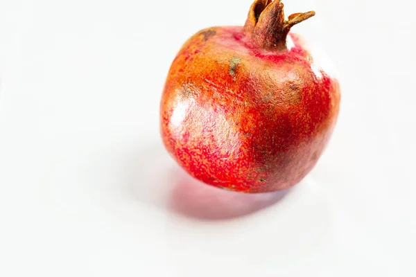 Sehr reifer Granatapfel auf weißem isolierten Hintergrund Nahaufnahme. — Stockfoto