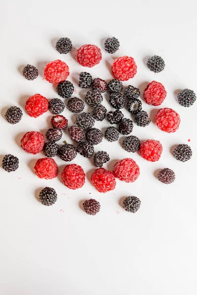 Composición de frambuesa negra y roja sobre fondo blanco . —  Fotos de Stock