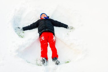 Karda bir melek bir çocuk tarafından yaratıldı.
