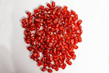 izole makro beyaz zemin üzerine nar meyve tohumları