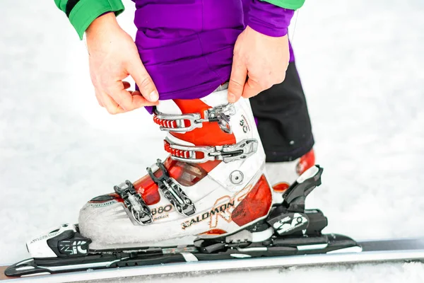 Yablunytsya, ukraine februar 2019: mann skifahren bei solomon company, touristen der ukraine im dorf yablunytsya. — Stockfoto