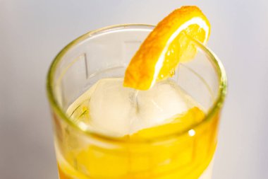 Bir bardak buzlu ve limonlu soğuk su..