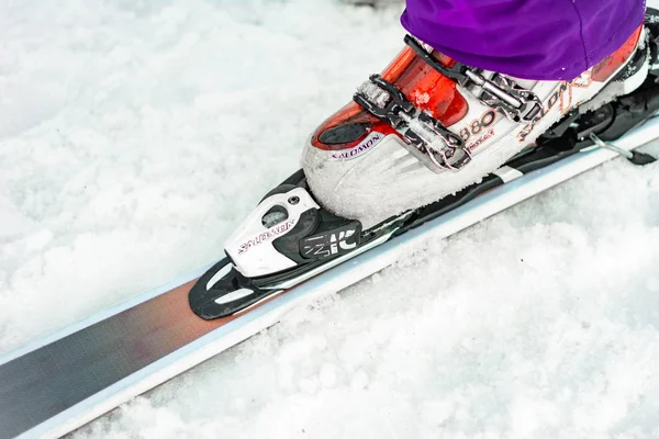 Yablunytsya, ukraine februar 2019: mann skifahren bei solomon company, touristen der ukraine im dorf yablunytsya. — Stockfoto