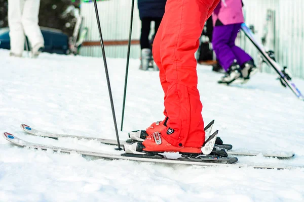 Yablunytsia, Ucrânia 2 de fevereiro de 2019: mulher de calças vermelhas e botas vermelhas vai esquiar, turistas da Ucrânia na aldeia de Yablunytsya . — Fotografia de Stock