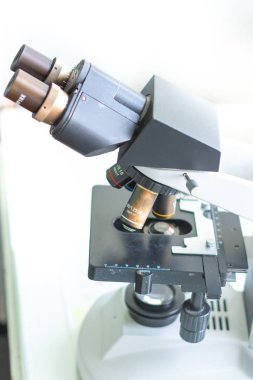 Laboratuvardaki tıbbi personel kan testleri yapıyor..