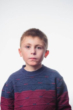 7-8 yaşlarında yakışıklı bir çocuğun beyaz arkaplanda portresi..