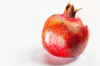 İzole edilmiş beyaz arkaplanda çok olgun bir nar..