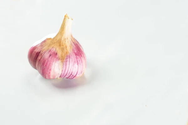 Cabeza de ajo azul seco sobre fondo blanco . — Foto de Stock