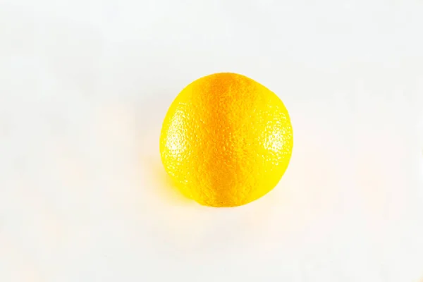 Reife saftige und frische Orange auf weißem Hintergrund. — Stockfoto